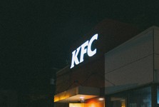 Na stavbě KFC v Ladné teď pracují o sto šest. Zjistit, kdy otevře, je detektivka Na stavbě KFC v Ladné teď pracují o sto šest. Zjistit, kdy otevře, je detektivka