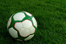 Místo fotbalistů teď na městském stadionu v Hustopečích pracují dělníci Místo fotbalistů teď na městském stadionu v Hustopečích pracují dělníci