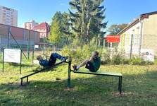 Venkovní posilovna vyrostla v Hodoníně mezi stromy