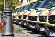 Nemocnice Kyjov získala nový sanitní vůz díky daru Nadace Andělína manželů Holešínských